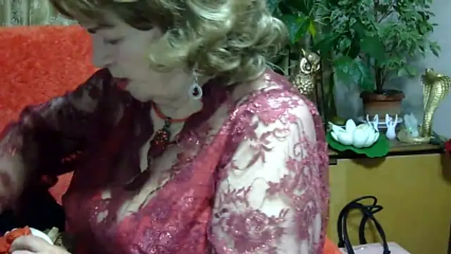 Snapshot of Emma52610 chatting on April 19, 6:10 pm Emma52610 online show from April 19, 6:10 pm