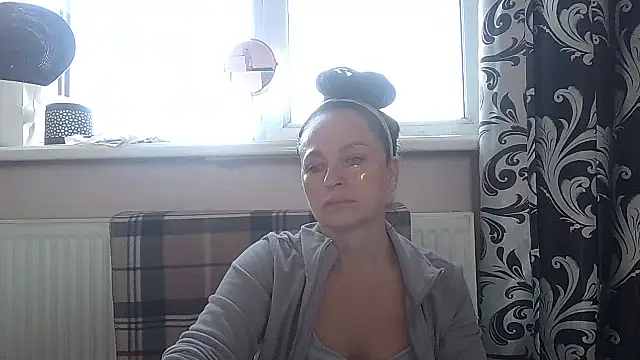 LindaStarS online show from May 1, 4:28 am