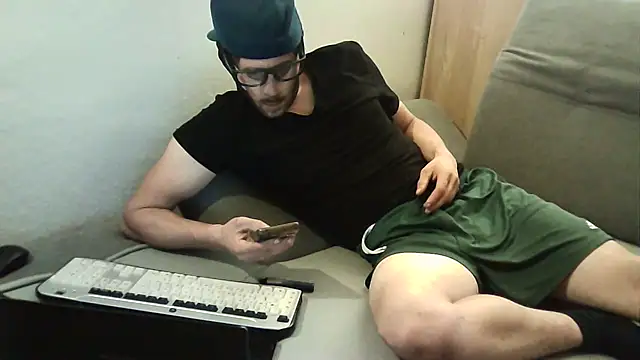 Snapshot of ShyGuyWannaTry chatting on September 8, 11:26 pm ShyGuyWannaTry online show from September 8, 11:26 pm