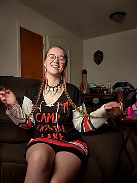 Izzy Hellbourne online show from June 5, 7:08 pm