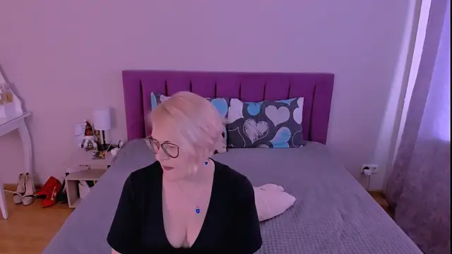 sabrinamacmarren online show from February 5, 7:57 am