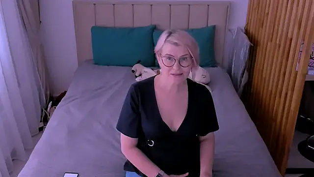 sabrinamacmarren online show from March 2, 9:38 am