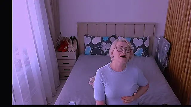 sabrinamacmarren online show from May 11, 4:04 pm