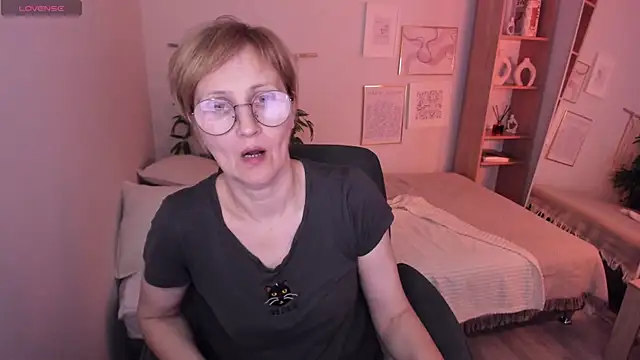 Snapshot of Paris_Cherry chatting on April 19, 6:10 pm Paris Cherry online show from April 19, 6:10 pm