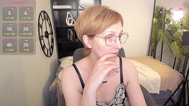 Snapshot of Paris_Cherry chatting on May 19, 6:03 pm Paris Cherry online show from May 19, 6:03 pm