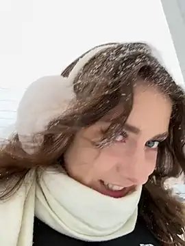 Snapshot of MariiD chatting on December 16, 9:57 am MariiD online show from December 16, 9:57 am