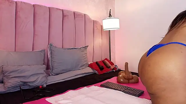 Snapshot of HallyBans chatting on October 6, 7:00 pm HallyBans online show from October 6, 7:00 pm