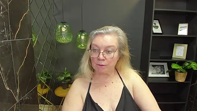 Snapshot of NataliMellow chatting on December 15, 1:00 pm NataliMellow online show from December 15, 1:00 pm