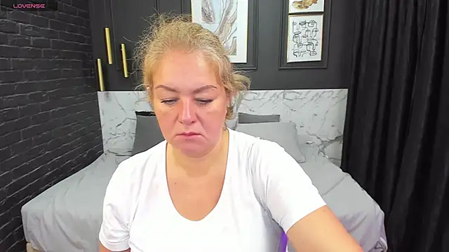 Snapshot of JenniferLight chatting on December 3, 8:17 pm JenniferLight online show from December 3, 8:17 pm