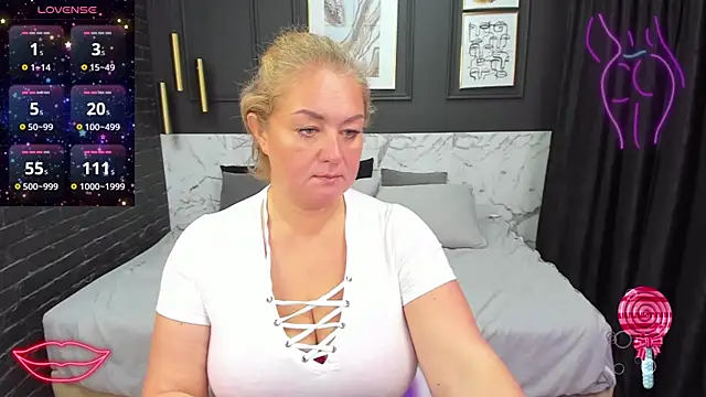Snapshot of JenniferLight chatting on December 3, 11:24 pm JenniferLight online show from December 3, 11:24 pm