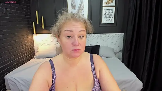 Snapshot of JenniferLight chatting on December 22, 1:11 pm JenniferLight online show from December 22, 1:11 pm