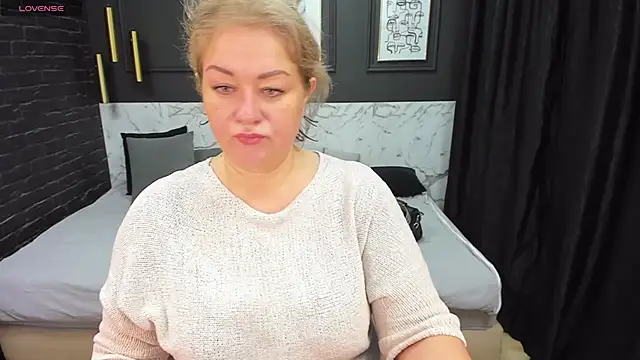Snapshot of JenniferLight chatting on February 3, 8:13 pm JenniferLight online show from February 3, 8:13 pm
