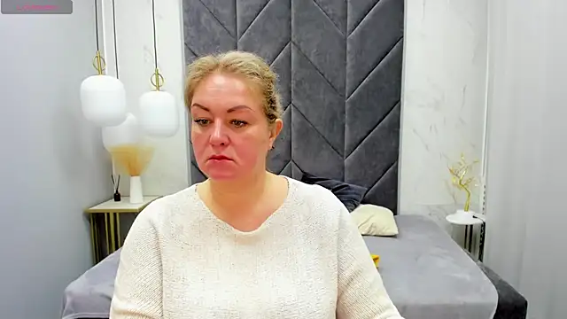 Snapshot of JenniferLight chatting on February 4, 8:06 pm JenniferLight online show from February 4, 8:06 pm