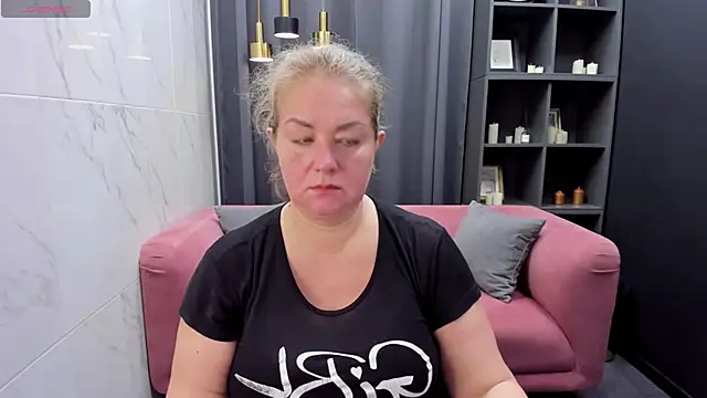 Snapshot of JenniferLight chatting on February 6, 8:23 pm JenniferLight online show from February 6, 8:23 pm