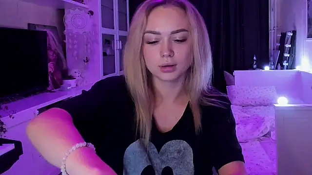 MaryDreaminess online show from October 5, 9:45 pm