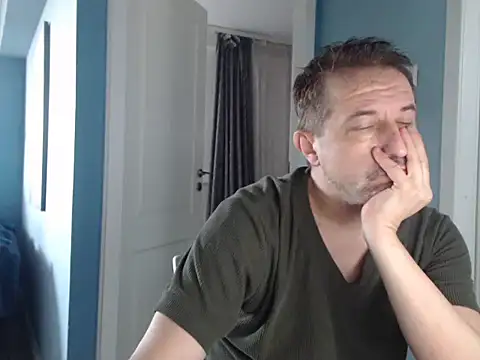 Snapshot of MisterFaithRO chatting on May 26, 6:53 am MisterFaithRO online show from May 26, 6:53 am
