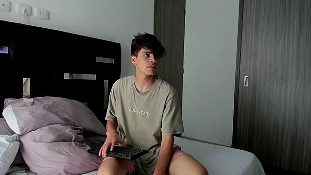 Snapshot of Dimitrixxx__ chatting on February 6, 2:04 pm Dimitrixxx online show from February 6, 2:04 pm
