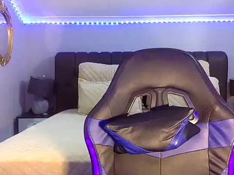 Snapshot of BOOTYBANGER24xx chatting on October 15, 2:11 am BOOTYBANGER24xx online show from October 15, 2:11 am