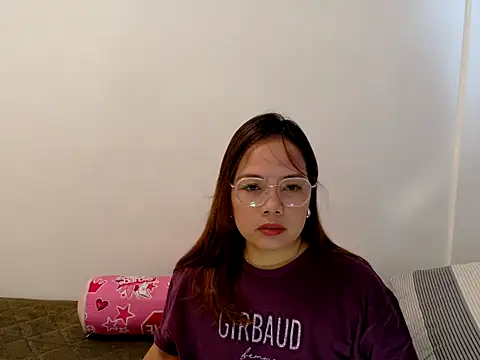 Snapshot of BURBERRY69 chatting on April 23, 1:07 am BURBERRY69 online show from April 23, 1:07 am