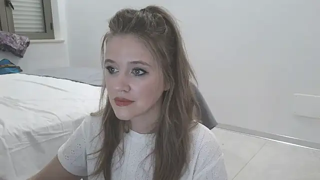 Snapshot of Neonstar chatting on April 4, 11:13 pm Neonstar online show from April 4, 11:13 pm