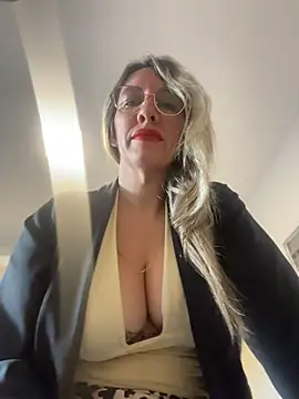 Gatitacarlita online show from May 6, 10:42 am