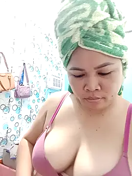 Snapshot of XXLorie_02 chatting on October 2, 1:12 am XXLorie 02 online show from October 2, 1:12 am