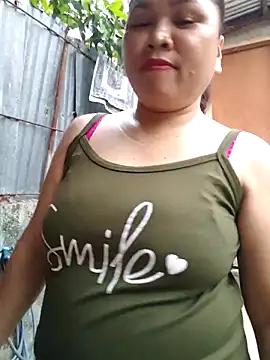 Snapshot of XXLorie_02 chatting on April 7, 9:43 am XXLorie 02 online show from April 7, 9:43 am