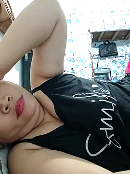 Snapshot of XXLorie_02 chatting on April 16, 12:00 am XXLorie 02 online show from April 16, 12:00 am