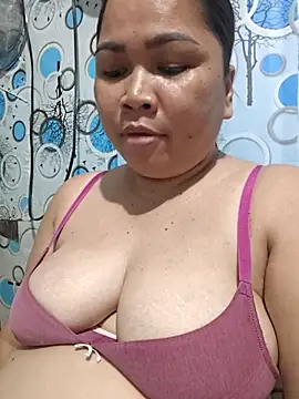 Snapshot of XXLorie_02 chatting on May 6, 12:10 pm XXLorie 02 online show from May 6, 12:10 pm