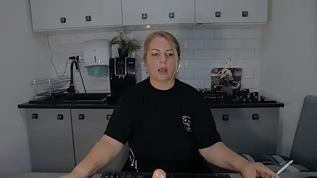 Snapshot of erikaerika chatting on September 19, 8:16 am erikaerika online show from September 19, 8:16 am