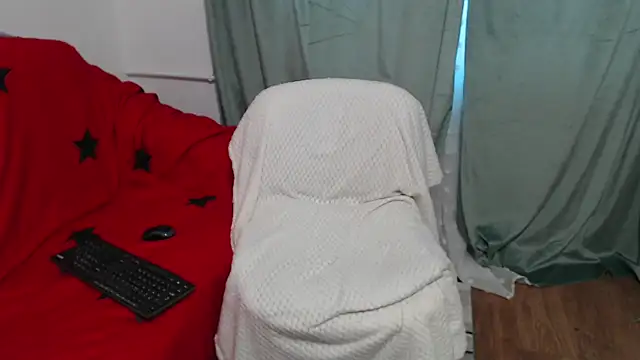 Snapshot of JullieMilf chatting on September 28, 8:42 am JullieMilf online show from September 28, 8:42 am