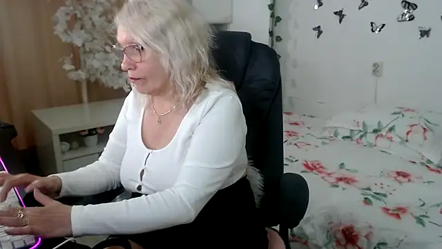 Ghertrude52 online show from May 17, 4:10 am