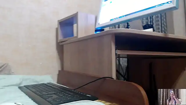 Snapshot of SheLion chatting on April 6, 5:25 pm SheLion online show from April 6, 5:25 pm