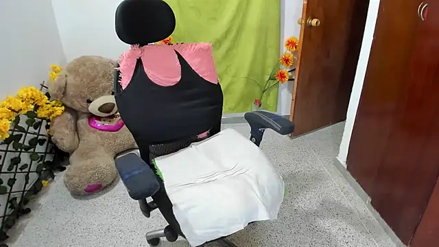 janelleritz online show from March 8, 10:00 am