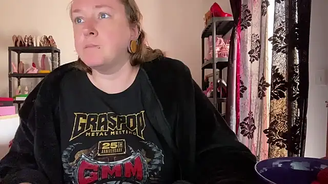 Snapshot of kisicaxx chatting on April 12, 1:38 pm kisicaxx online show from April 12, 1:38 pm