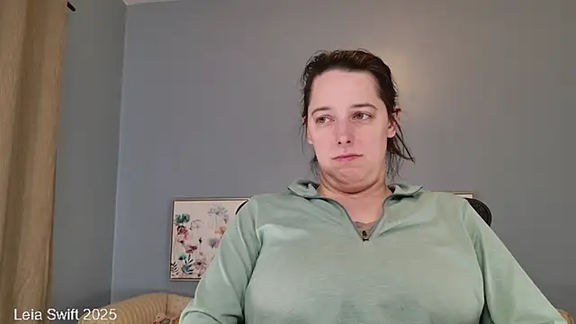 Snapshot of LeiaSwift chatting on February 10, 12:39 pm LeiaSwift online show from February 10, 12:39 pm