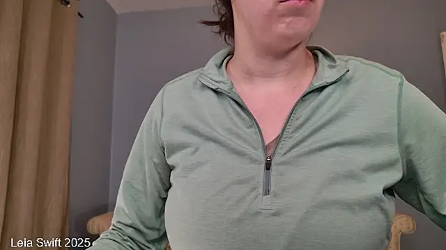 Snapshot of LeiaSwift chatting on February 13, 1:26 pm LeiaSwift online show from February 13, 1:26 pm