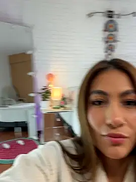 hollythomson online show from October 9, 5:55 pm