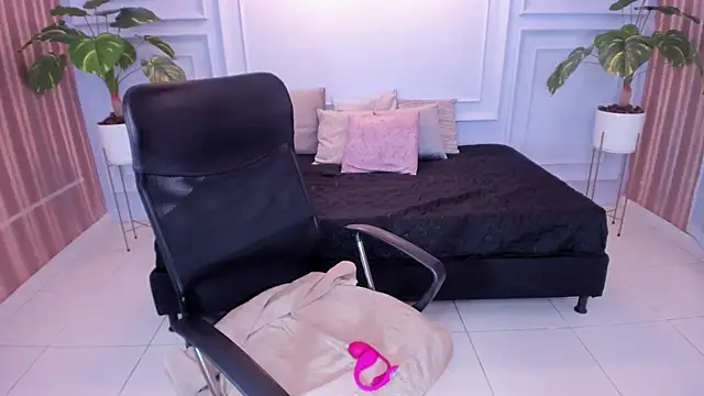 sararestrepo online show from January 10, 6:09 pm