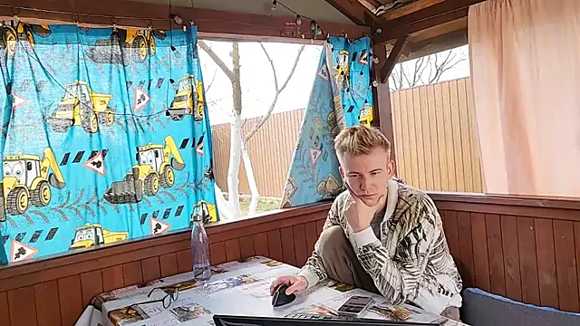 Snapshot of Vuitton chatting on March 27, 9:42 am Vuitton online show from March 27, 9:42 am