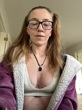 Snapshot of Heidi_Harper chatting on January 2, 10:37 am Heidi Harper online show from January 2, 10:37 am