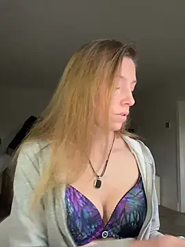 Snapshot of Heidi_Harper chatting on January 6, 9:41 am Heidi Harper online show from January 6, 9:41 am