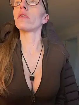 Snapshot of Heidi_Harper chatting on February 6, 4:47 pm Heidi Harper online show from February 6, 4:47 pm