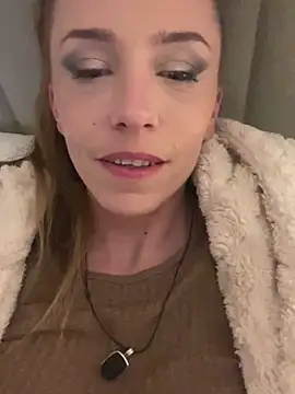 Snapshot of Heidi_Harper chatting on March 15, 9:27 pm Heidi Harper online show from March 15, 9:27 pm