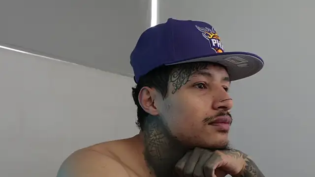 Snapshot of trieone chatting on December 3, 1:32 pm trieone online show from December 3, 1:32 pm