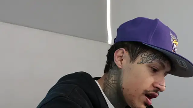 Snapshot of trieone chatting on December 4, 11:30 am trieone online show from December 4, 11:30 am