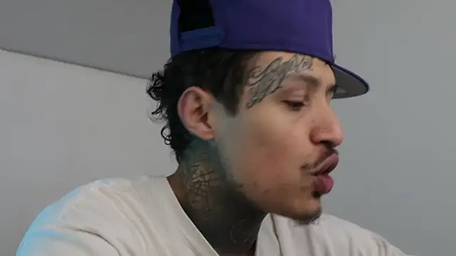 Snapshot of trieone chatting on December 18, 6:46 pm trieone online show from December 18, 6:46 pm