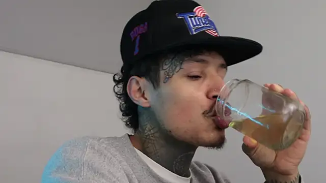 Snapshot of trieone chatting on February 8, 4:57 am trieone online show from February 8, 4:57 am