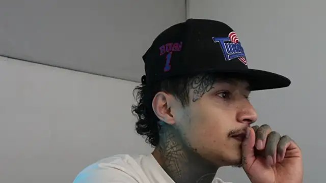 Snapshot of trieone chatting on February 11, 5:58 am trieone online show from February 11, 5:58 am