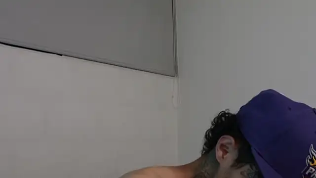 Snapshot of trieone chatting on March 1, 4:04 am trieone online show from March 1, 4:04 am